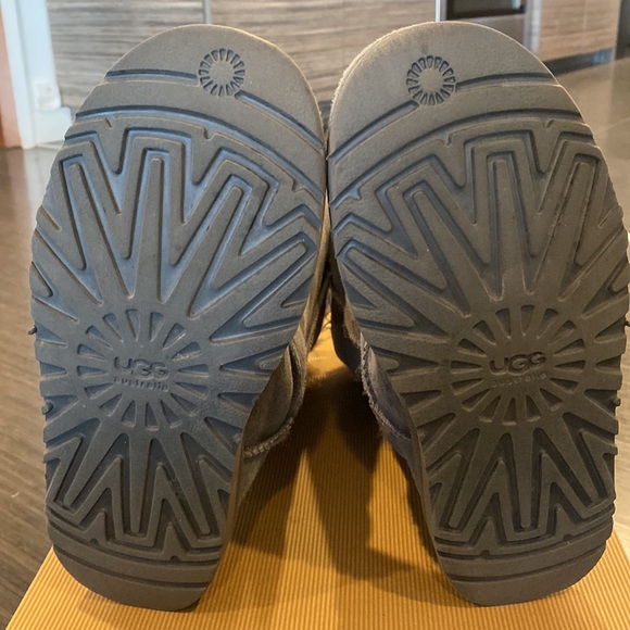 Child UGG Bailey Button Triplet Boot, Size 4 kids - Picture 7 of 7